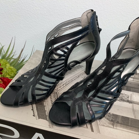 Aerosoles Heelrest Women's shoes in black /cut out design with a back zipper. - Picture 6 of 6